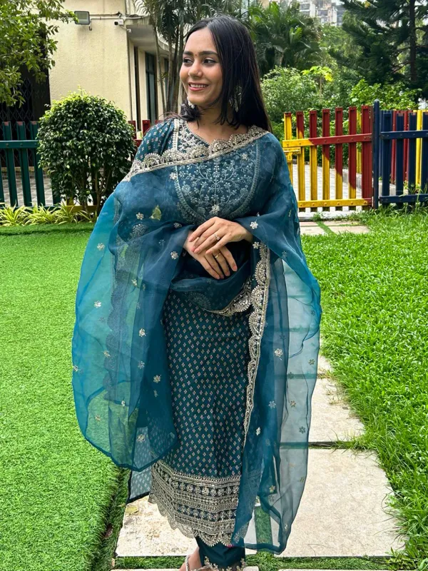 Floral_Embroidered_Muslin_Round_Neck_Kurta_Trouser_&_Dupatta