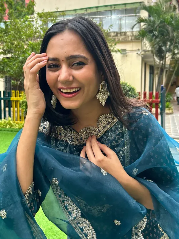 Floral_Embroidered_Muslin_Round_Neck_Kurta_Trouser_&_Dupatta
