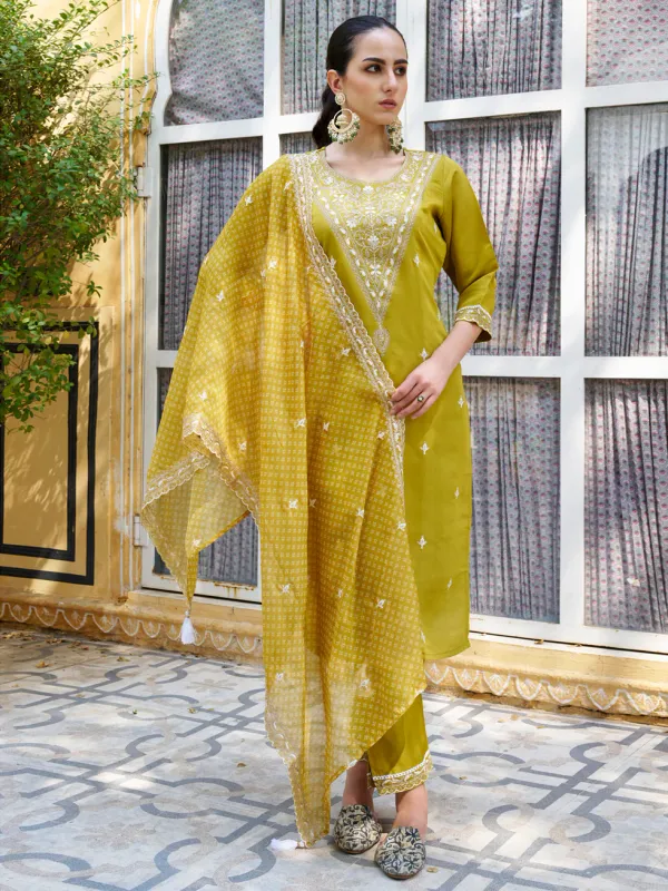 Floral_Embroidered_Silk_Blend_Round_Neck_Kurta_Trouser_&_Dupatta