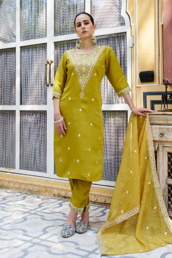 Floral_Embroidered_Silk_Blend_Round_Neck_Kurta_Trouser_&_Dupatta