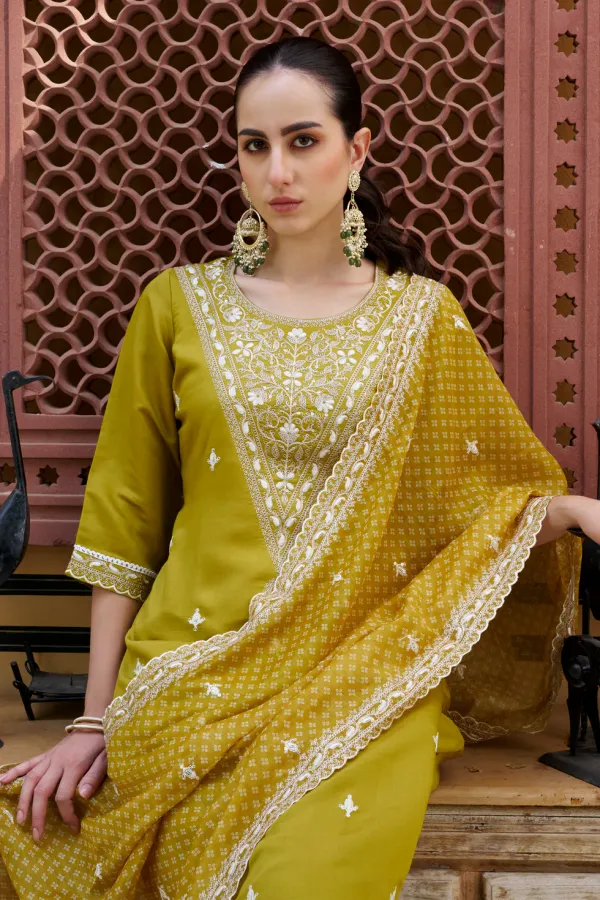 Floral_Embroidered_Silk_Blend_Round_Neck_Kurta_Trouser_&_Dupatta