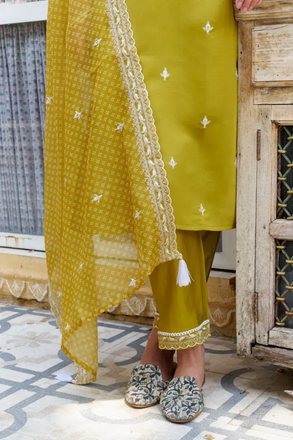 Floral_Embroidered_Silk_Blend_Round_Neck_Kurta_Trouser_&_Dupatta