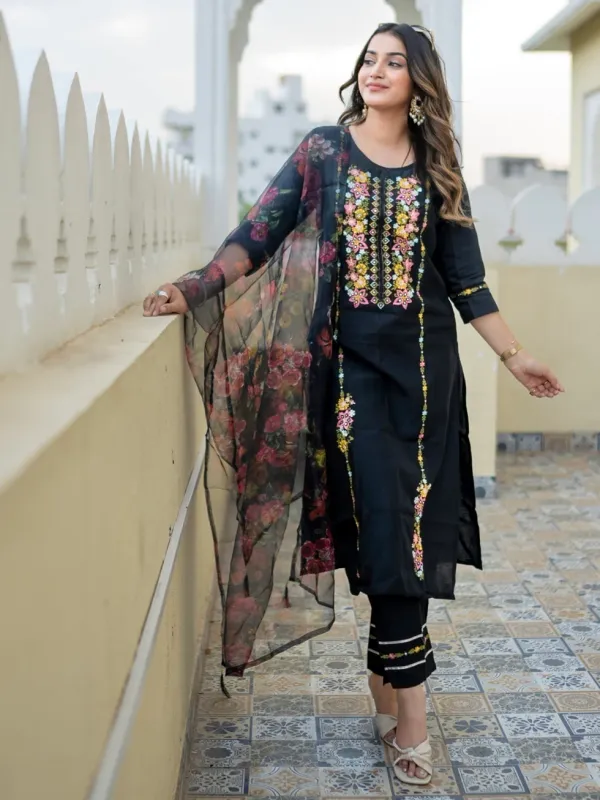 Floral_Embroidered_Viscose_Rayon_Round_Neck_Kurta_Trouser_&_Dupatta