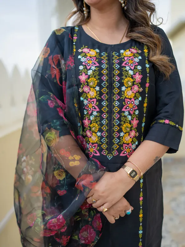 Floral_Embroidered_Viscose_Rayon_Round_Neck_Kurta_Trouser_&_Dupatta