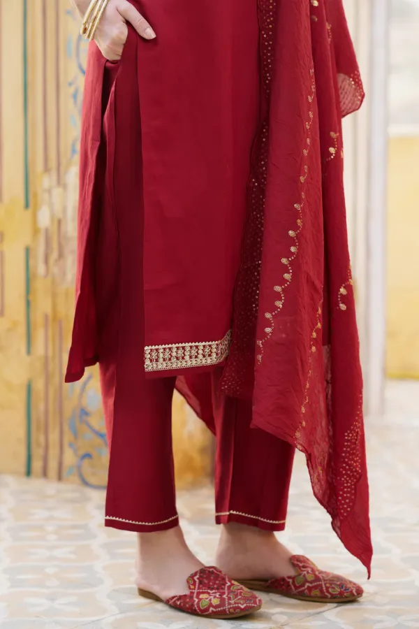 Floral_Embroidered_Viscose_Rayon_Round_Neck_Kurta_Trouser_&_Dupatta