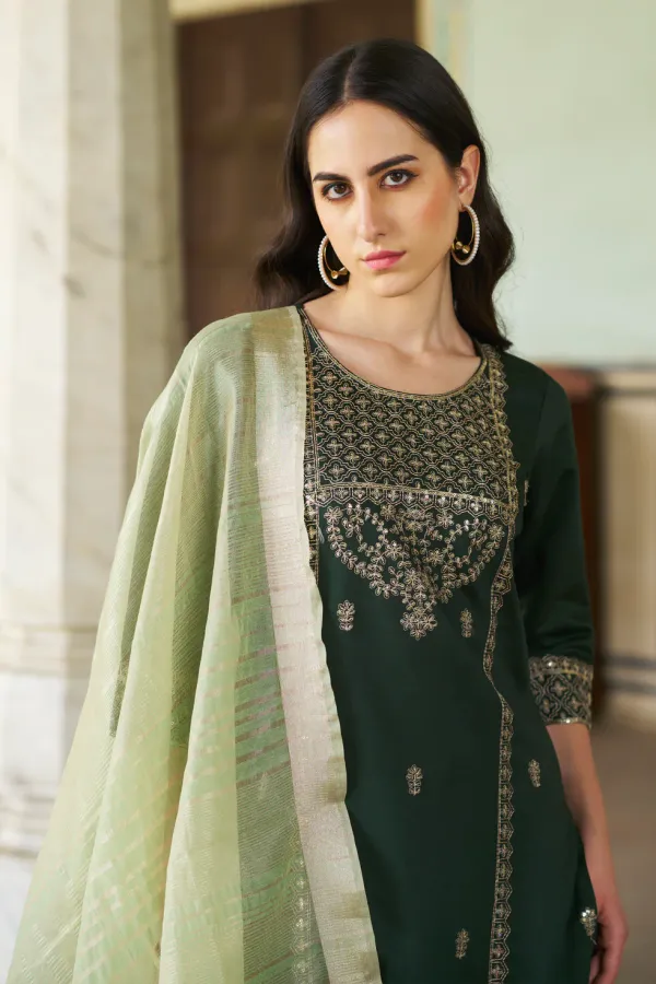 Floral_Embroidered_Viscose_Rayon_Round_Neck_Kurta_Trouser_&_Dupatta