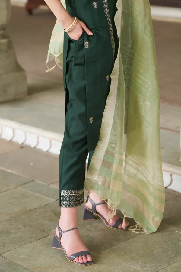 Floral_Embroidered_Viscose_Rayon_Round_Neck_Kurta_Trouser_&_Dupatta