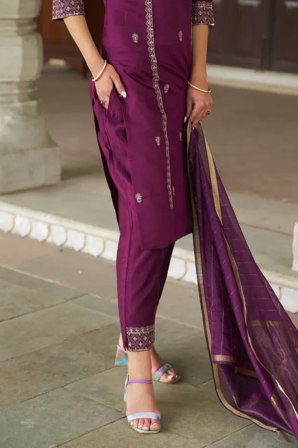 Floral_Embroidered_Viscose_Rayon_Round_Neck_Kurta_Trouser_&_Dupatta