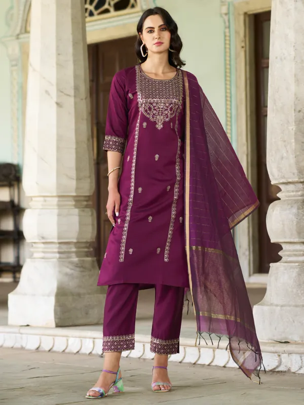 Floral_Embroidered_Viscose_Rayon_Round_Neck_Kurta_Trouser_&_Dupatta