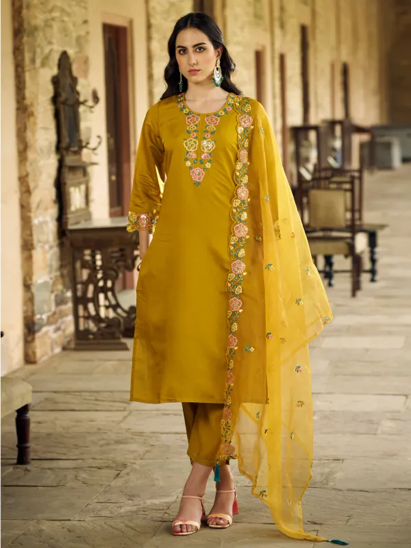 Floral_Embroidered_Silk_Blend_Round_Neck_Kurta_Trouser_&_Dupatta
