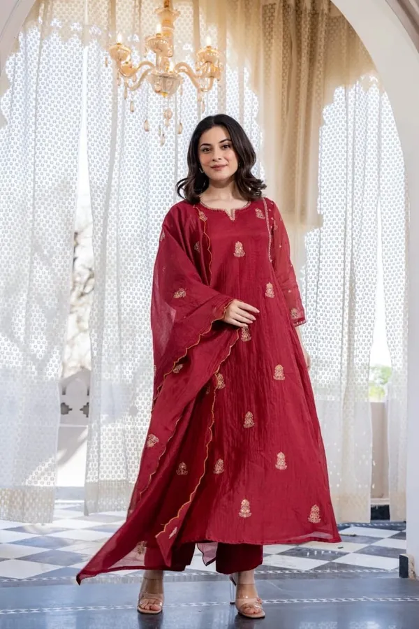 Floral_Embroidered_Chanderi_Silk_Kurta_Trouser_&_Dupatta_Set