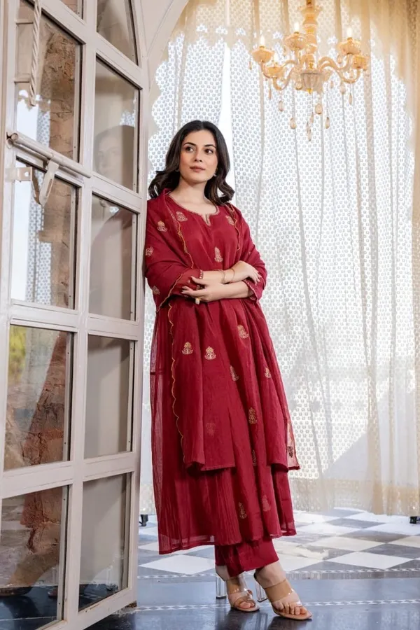 Floral_Embroidered_Chanderi_Silk_Kurta_Trouser_&_Dupatta_Set