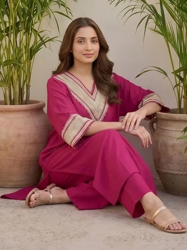 Red_Floral_Embroidered_Silk_Blend_Kurta_Trouser_Set