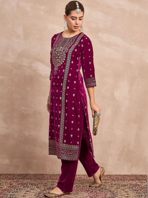 Purple_Floral_Embroidered_Velvet_Kurta_Trouser_Set