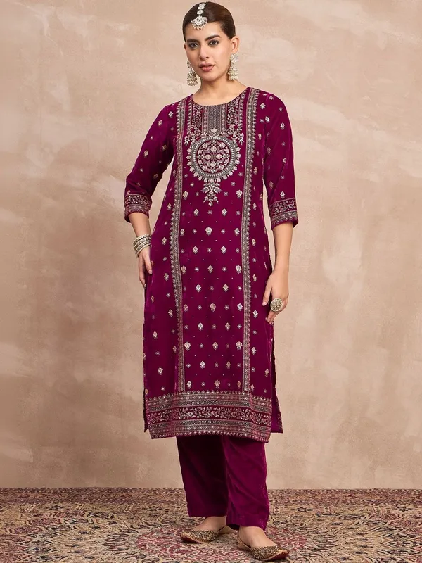 Purple_Floral_Embroidered_Velvet_Kurta_Trouser_Set