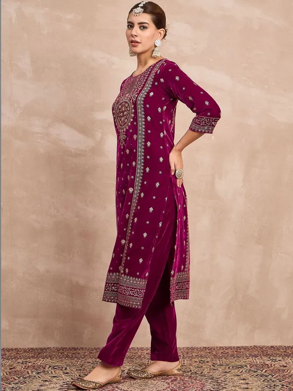 Purple_Floral_Embroidered_Velvet_Kurta_Trouser_Set