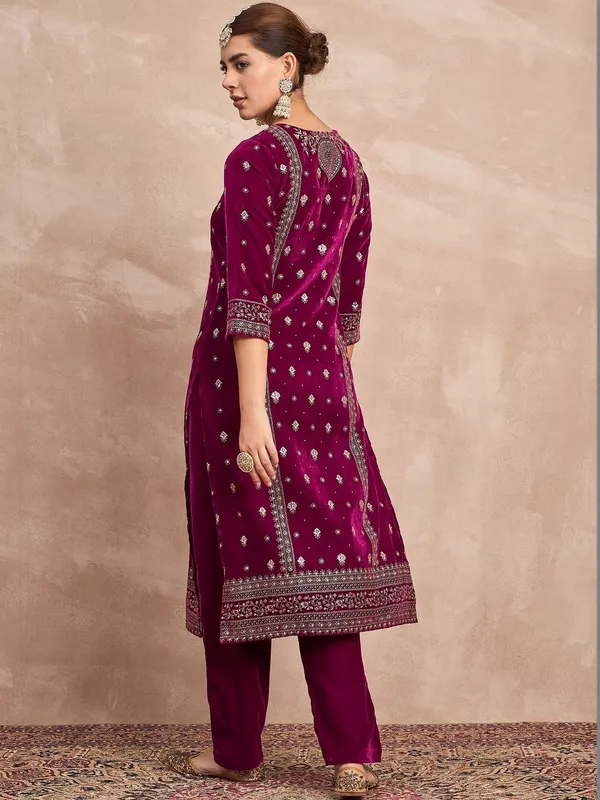 Purple_Floral_Embroidered_Velvet_Kurta_Trouser_Set