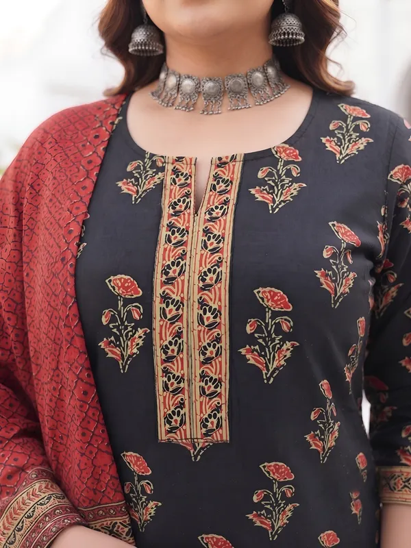 Black_Floral_Printed_Cotton_Kurta_Set