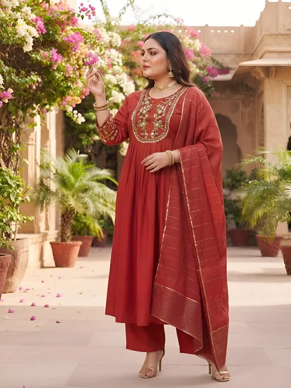 Red_Hand_Embroidered_Chanderi_Silk_Kurta_Set