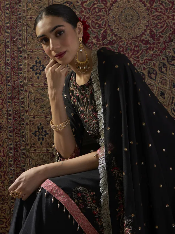 Black_Embroidered_Chinon_Kurta_Trouser_Dupatta_Set