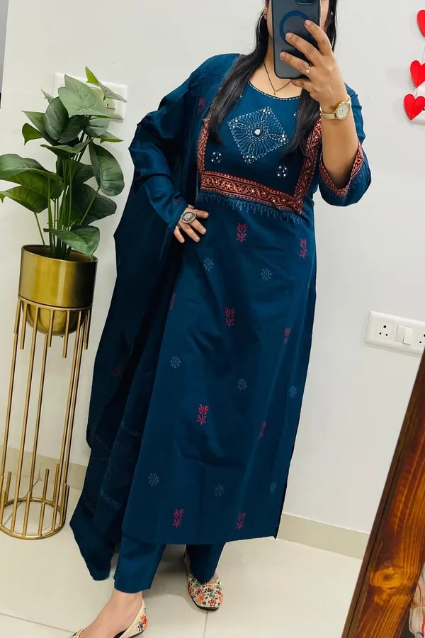 Blue_Cotton_Floral_Embroidered_Kurta_Set_For_Women
