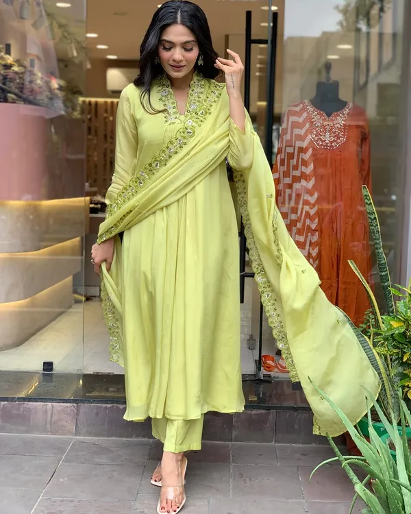 Lemon_Cotton_Floral_Embroidered_Kurta_Set_For_Women