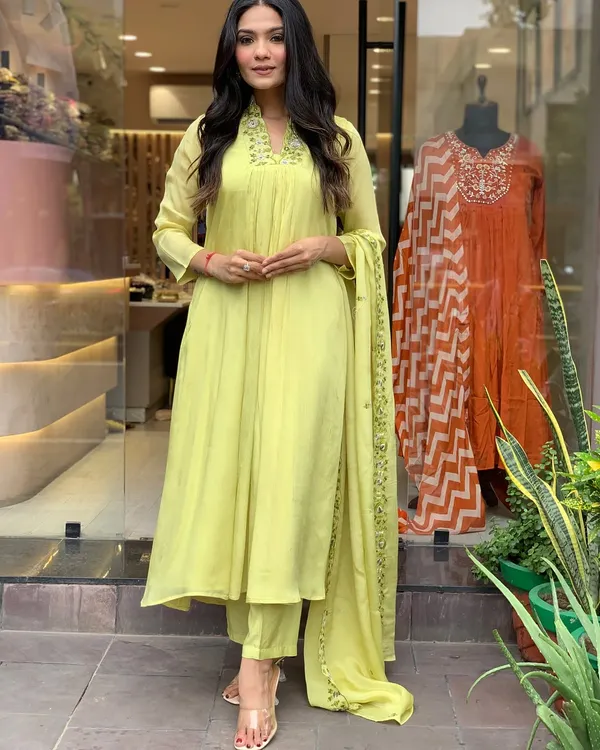 Lemon_Cotton_Floral_Embroidered_Kurta_Set_For_Women