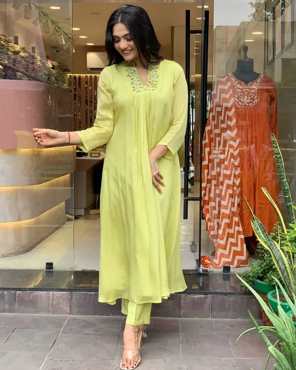 Lemon_Cotton_Floral_Embroidered_Kurta_Set_For_Women