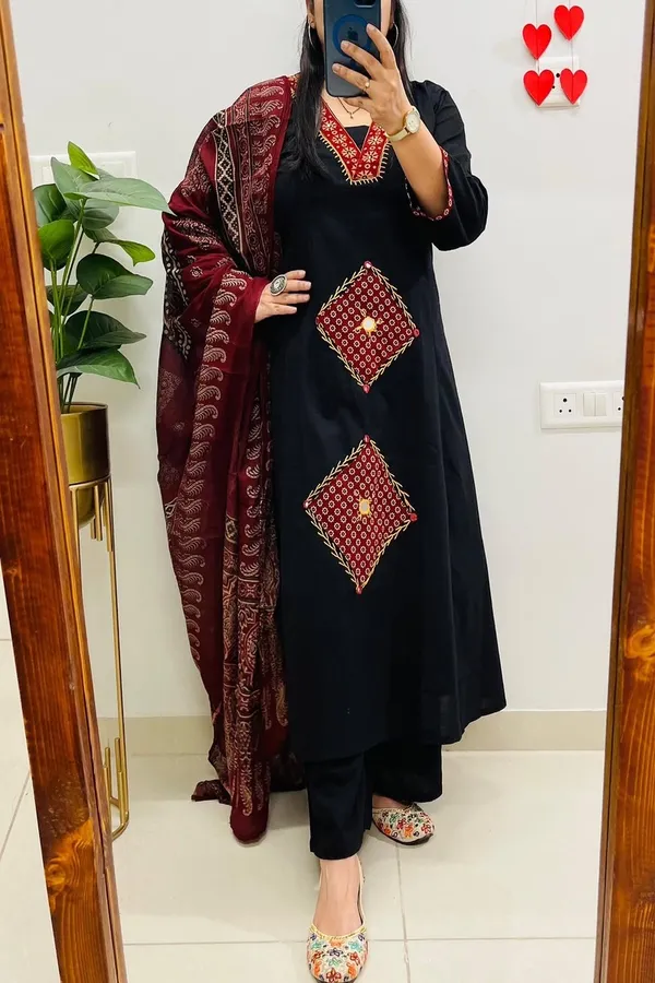 Black_Cotton_Floral_Printed_Kurta_Set_For_Women