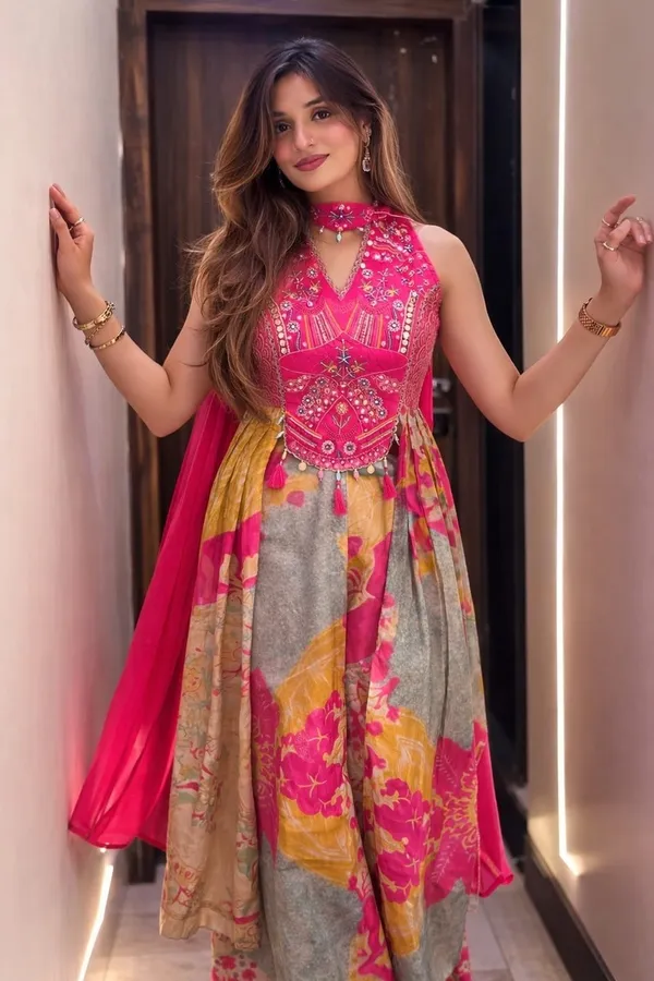 Floral_Embroidered_Chinon_Kurta_Trouser_&_Dupatta_Set