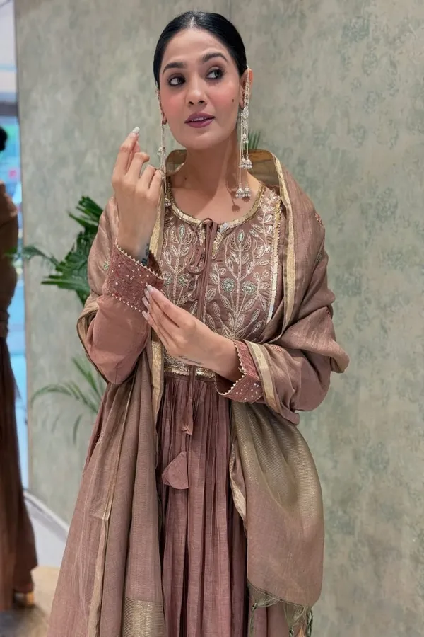 Floral_Embroidered_Mul_Chanderi_Kurta_Trouser_&_Dupatta_Set