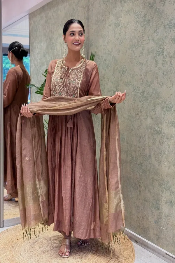Floral_Embroidered_Mul_Chanderi_Kurta_Trouser_&_Dupatta_Set