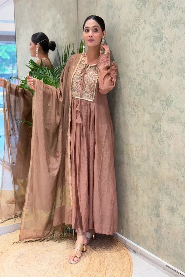 Floral_Embroidered_Mul_Chanderi_Kurta_Trouser_&_Dupatta_Set