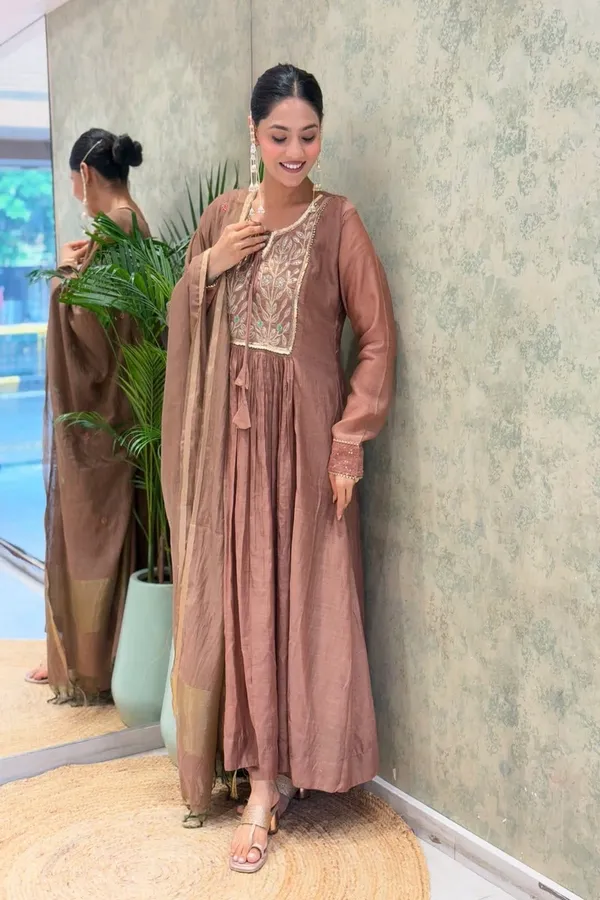 Floral_Embroidered_Mul_Chanderi_Kurta_Trouser_&_Dupatta_Set