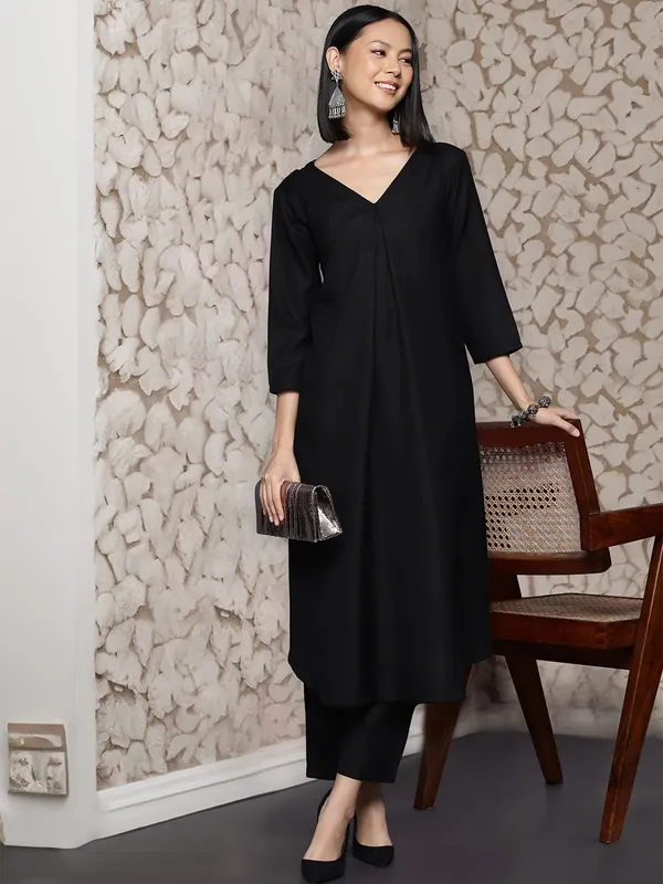 Black_Floral_Printed_Cotton_Blend_Kurta_Trouser_Set