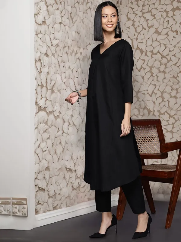 Black_Floral_Printed_Cotton_Blend_Kurta_Trouser_Set