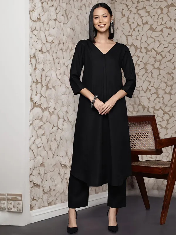 Black_Floral_Printed_Cotton_Blend_Kurta_Trouser_Set