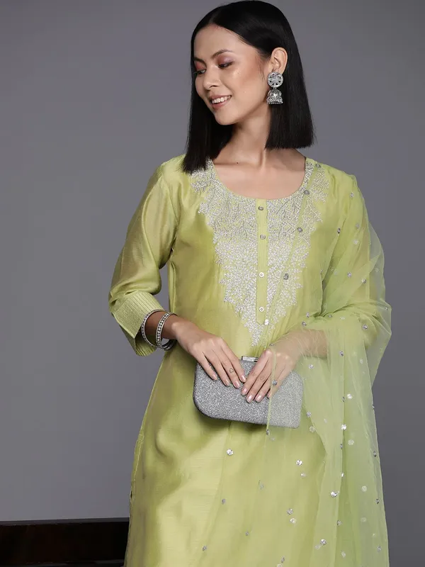 Green_Floral_Embroidered_CFloraleri_Silk_Kurta_Trouser_Dupatta_Set