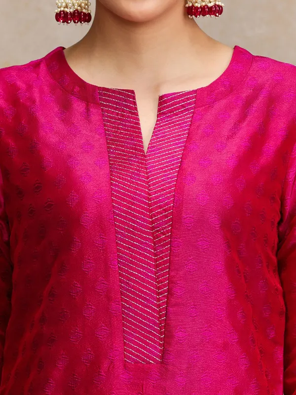 Pink_Floral_Printed_Silk_Blend_Kurta_Trouser_Dupatta_Set