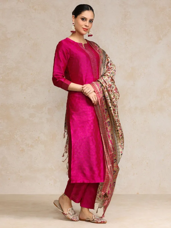 Pink_Floral_Printed_Silk_Blend_Kurta_Trouser_Dupatta_Set