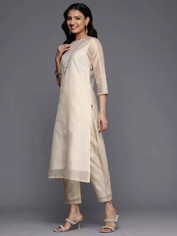 Off_White_Floral_Embroidered_Silk_Blend_Kurta_Trouser_Dupatta_Set