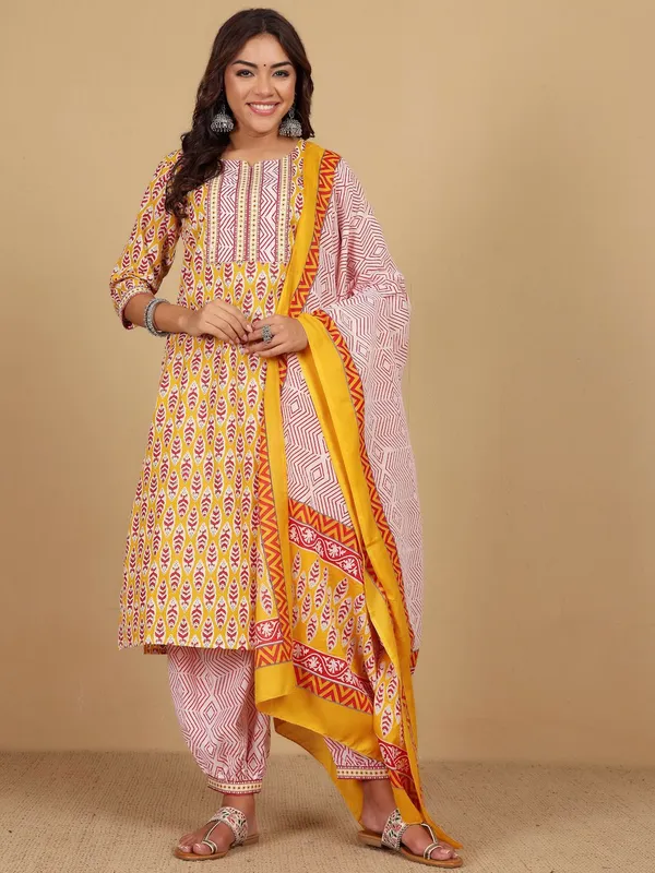 Yellow_Floral_Printed_Cotton_Blend_Kurta_Dupatta_Set