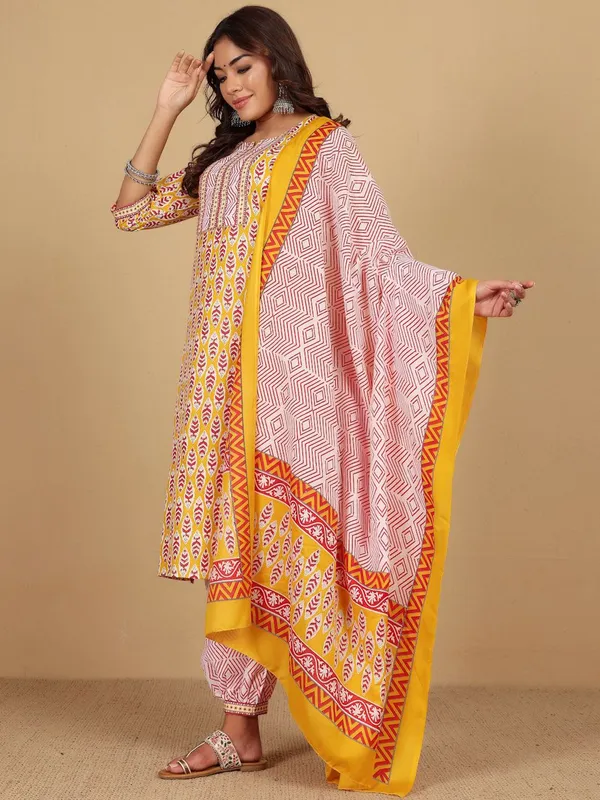 Yellow_Floral_Printed_Cotton_Blend_Kurta_Dupatta_Set