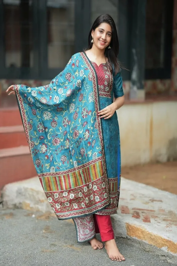 Floral_Embroidered_Pure_Silk_Kurta_Trouser_&_Dupatta_Set