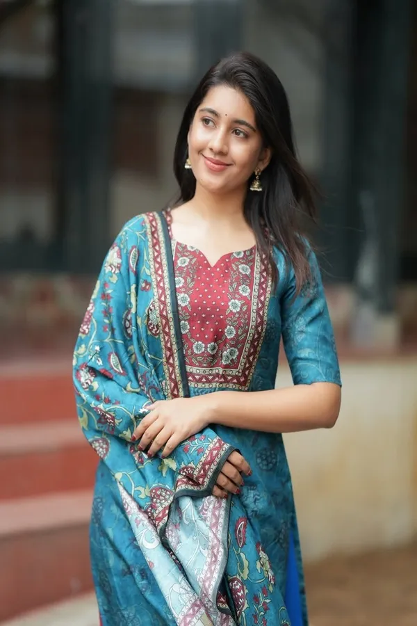 Floral_Embroidered_Pure_Silk_Kurta_Trouser_&_Dupatta_Set