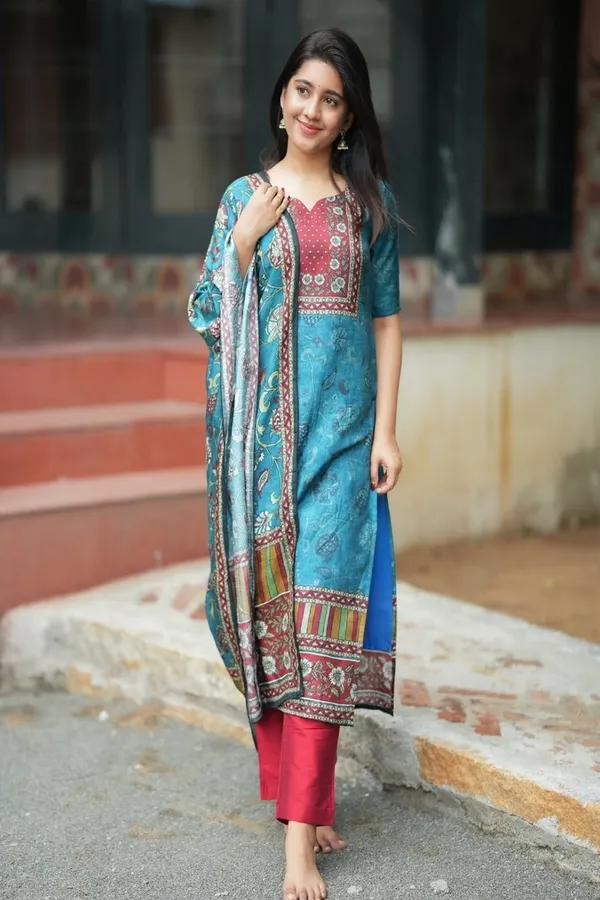 Floral_Embroidered_Pure_Silk_Kurta_Trouser_&_Dupatta_Set