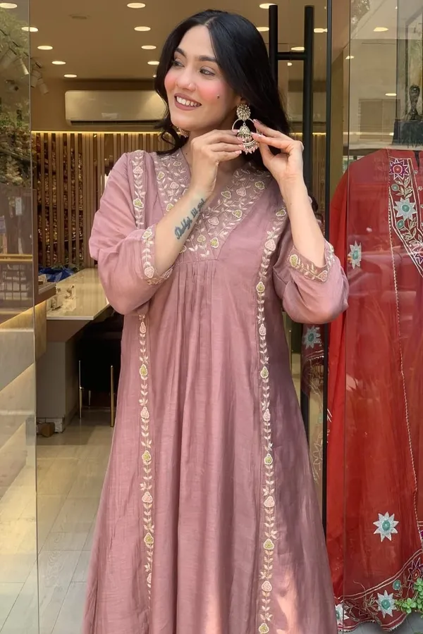 Floral_Embroidered_Mul_Chanderi_Kurta_Trouser_&_Dupatta_Set