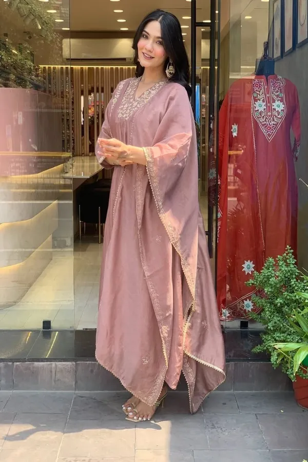 Floral_Embroidered_Mul_Chanderi_Kurta_Trouser_&_Dupatta_Set