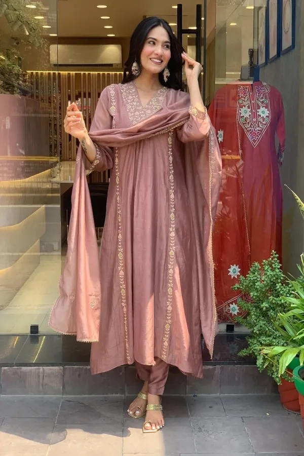 Floral_Embroidered_Mul_Chanderi_Kurta_Trouser_&_Dupatta_Set