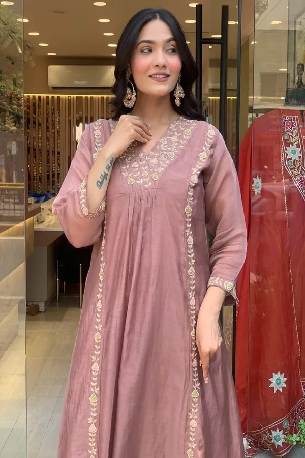 Floral_Embroidered_Mul_Chanderi_Kurta_Trouser_&_Dupatta_Set